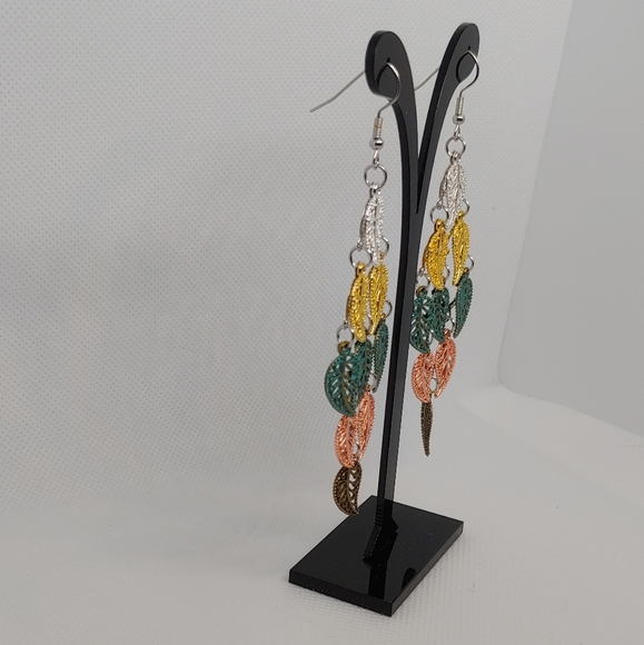 Leaf design chandelier earrings - Picture 3 of 4